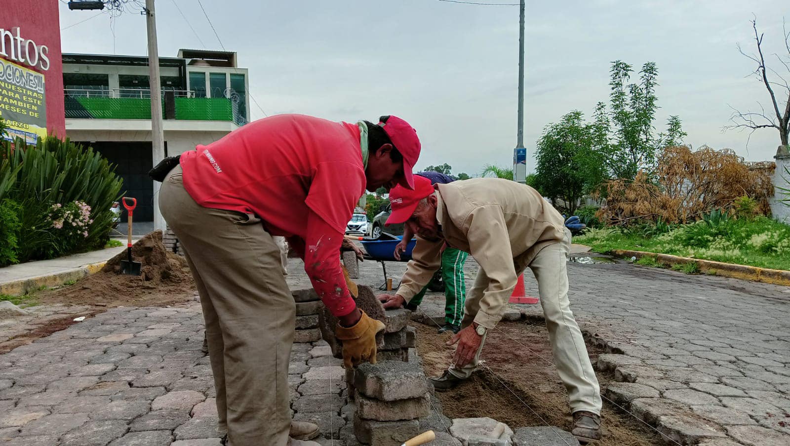 Personal de Servicios Publicos realizo el bacheo de adocreto en