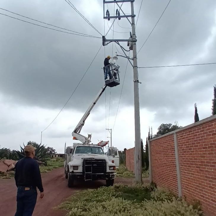 Personal de la Coordinacion de Alumbrado Publico de Otumba realizo