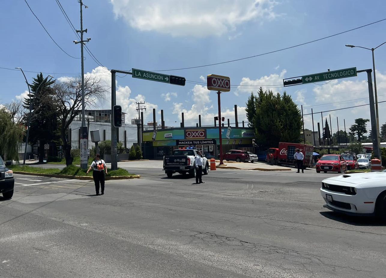 Toma precaucion Carril cerrado en Av Tecnologico entre Francisco I