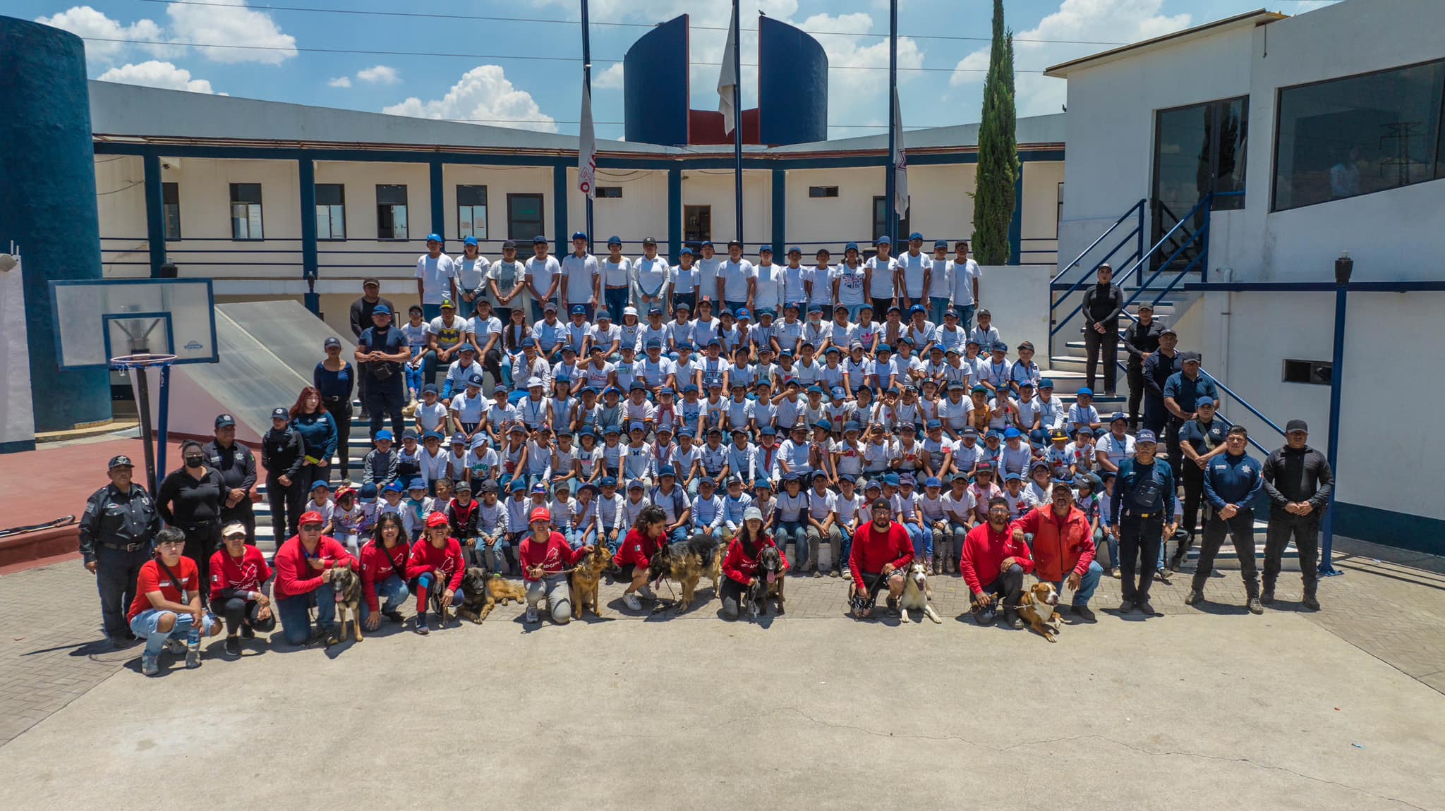 ¡Asi nos divertimos en la Mini Academia de Policia con