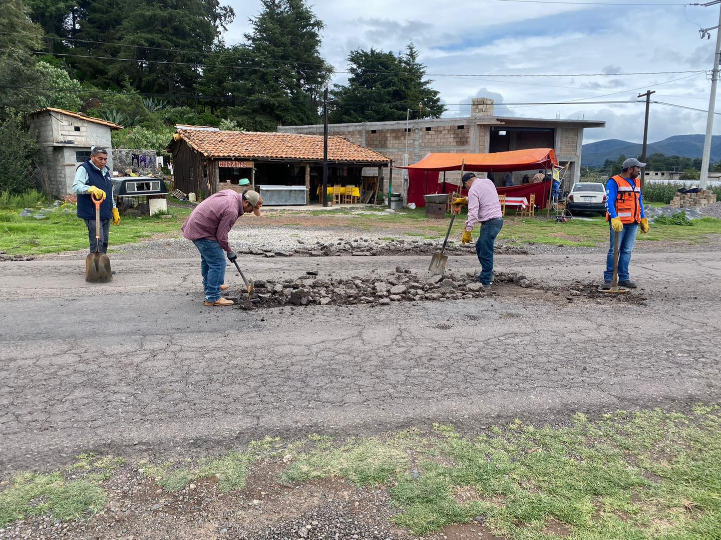 ¡Los trabajos de bacheo continuan les pedimos manejar con precaucion