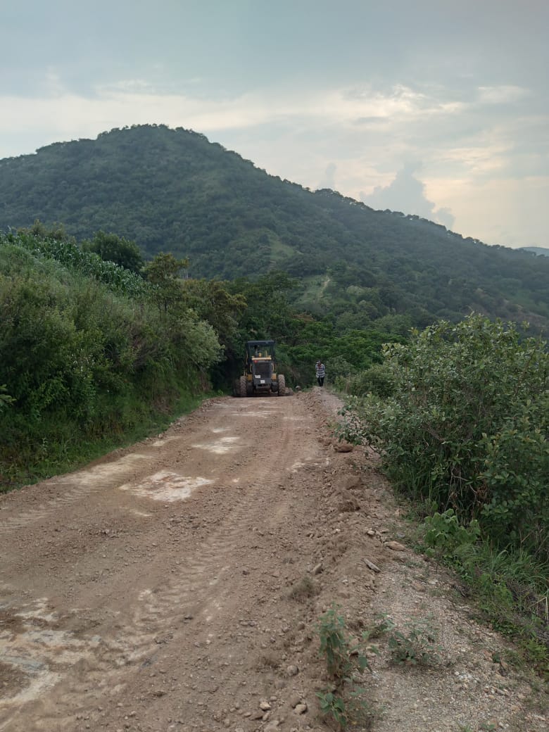 1693577503 709 Se rastrillea la carretera de San Juan Corral a Santa