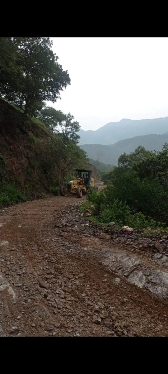 1693577507 75 Se rastrillea la carretera de San Juan Corral a Santa