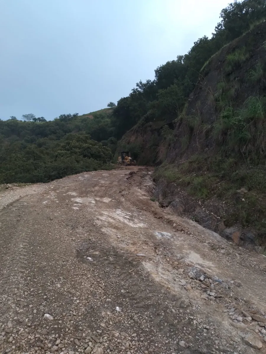 1693577522 Se rastrillea la carretera de San Juan Corral a Santa