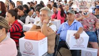 1693582360 La presidenta municipal de Chimalhuacan Xochitl Flores Jimenez entrego canasta