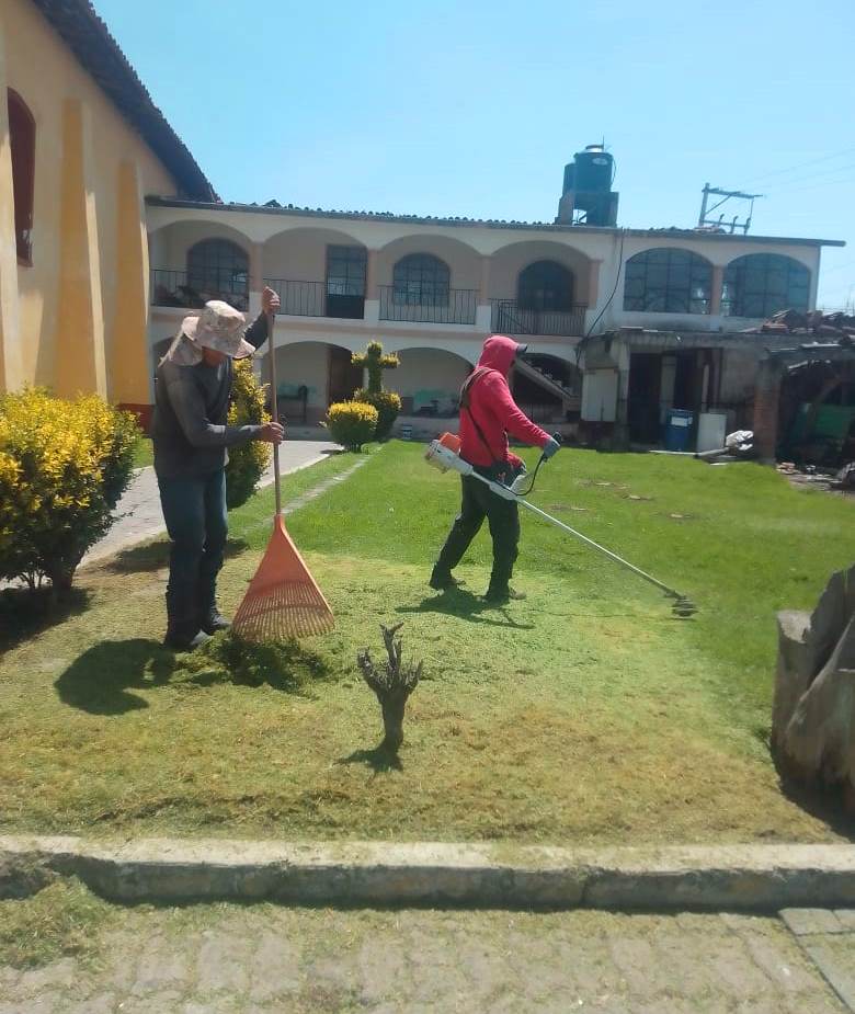 1693585800 16 Podamos areas verdes y limpiamos banquetas previo a la fiesta