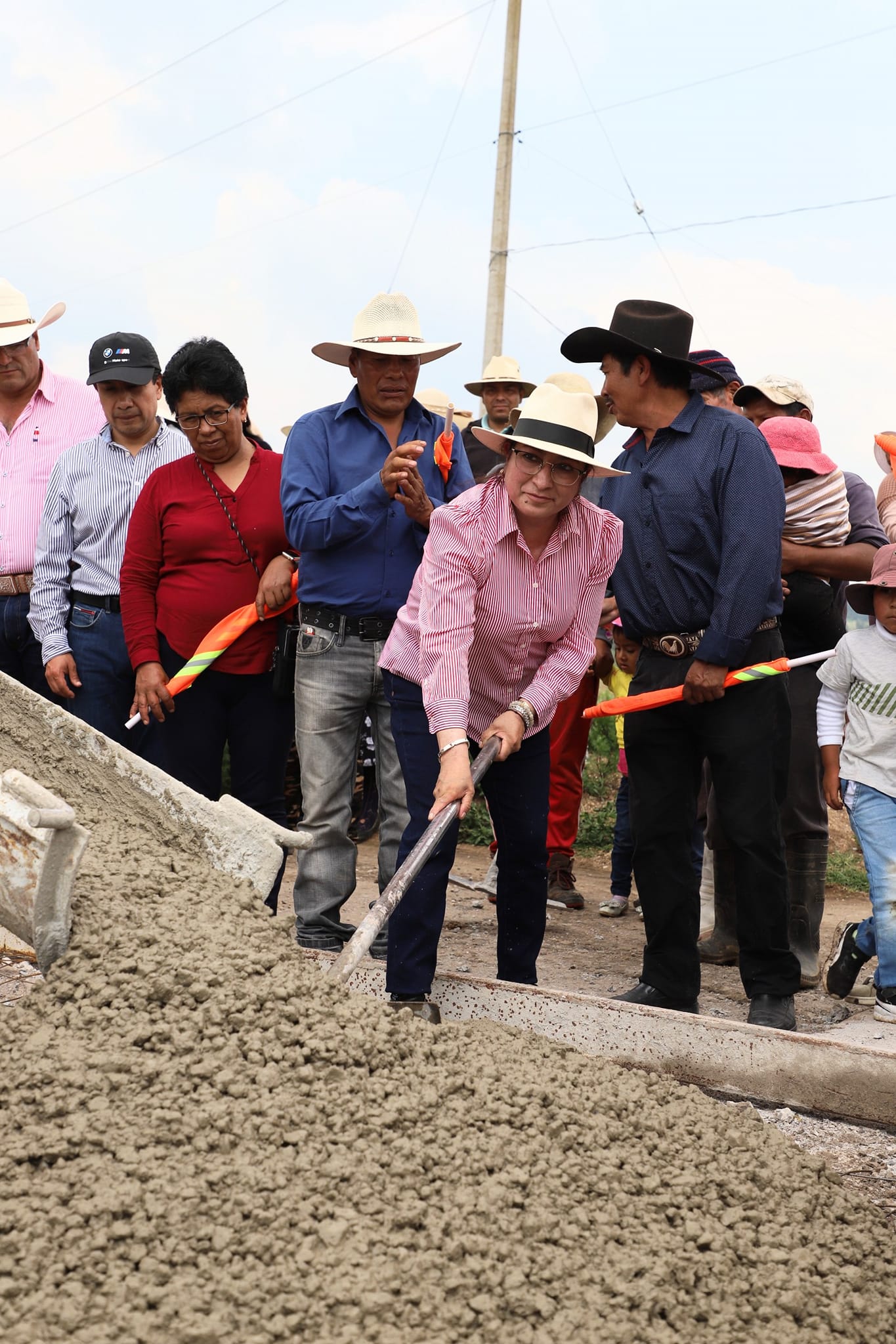 1693663864 390 En Barrio del Cerrillo dos Rios las autoridades municipales encabezadas