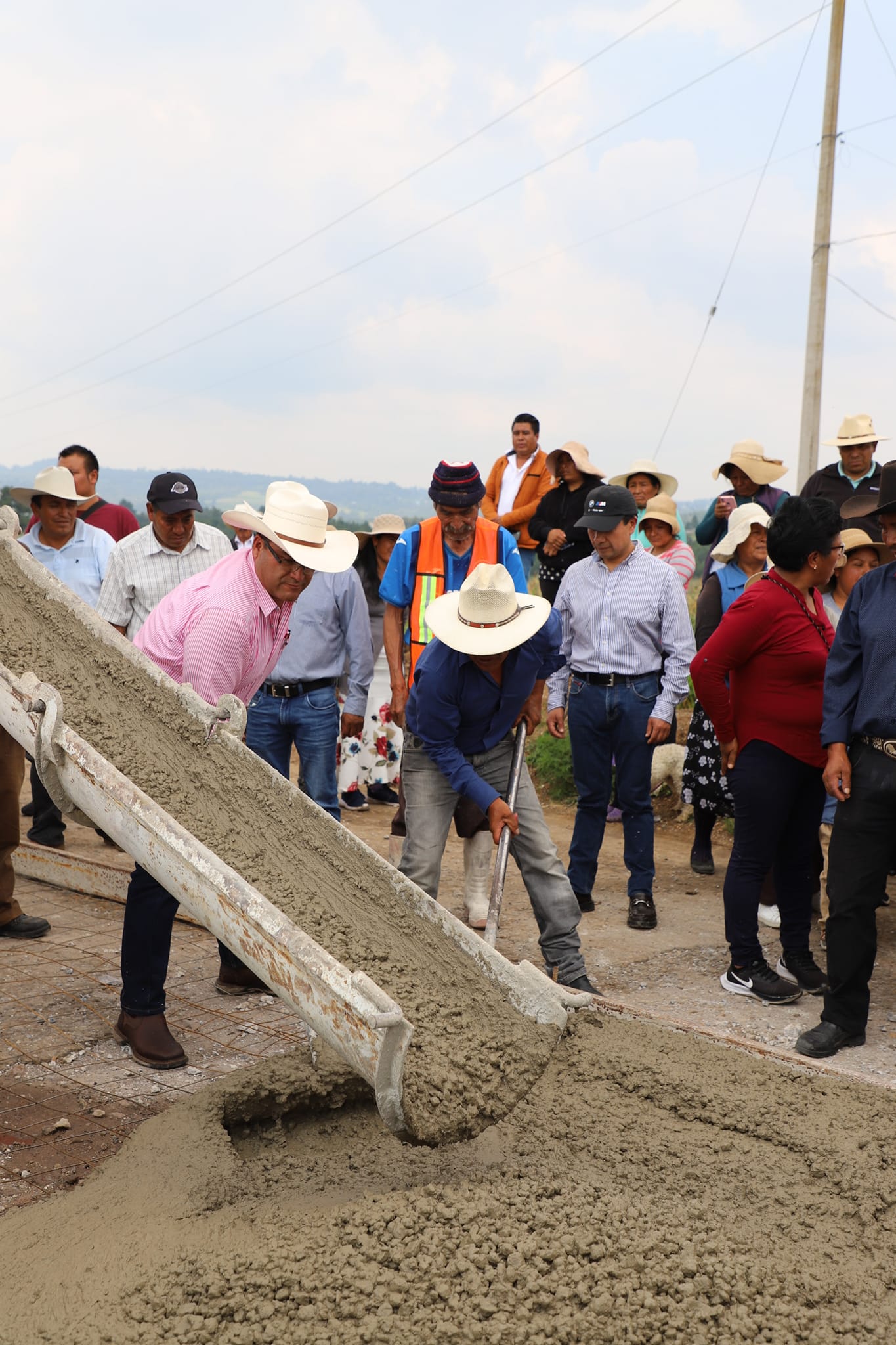 1693663868 502 En Barrio del Cerrillo dos Rios las autoridades municipales encabezadas