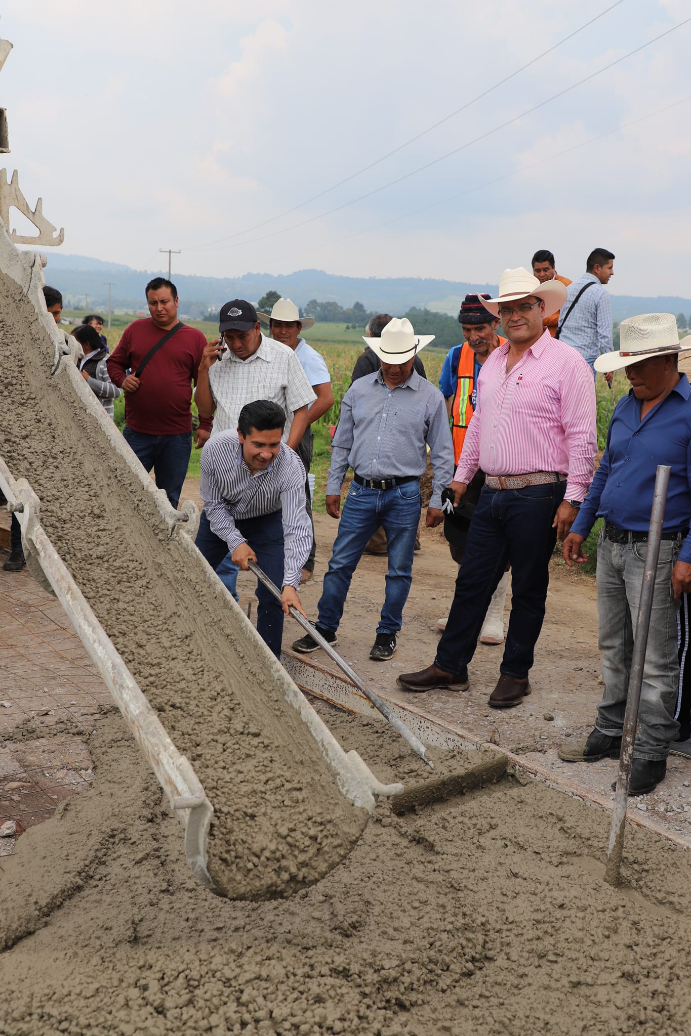 1693663873 244 En Barrio del Cerrillo dos Rios las autoridades municipales encabezadas