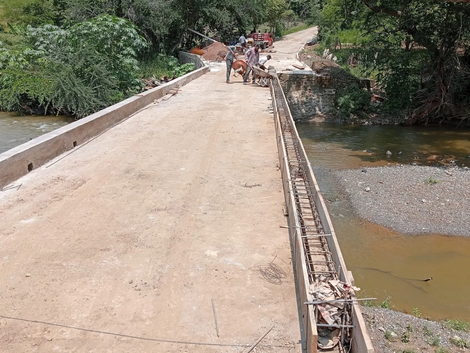 1693664236 698 Estamos rehabilitando el puente que conduce a la comunidad de