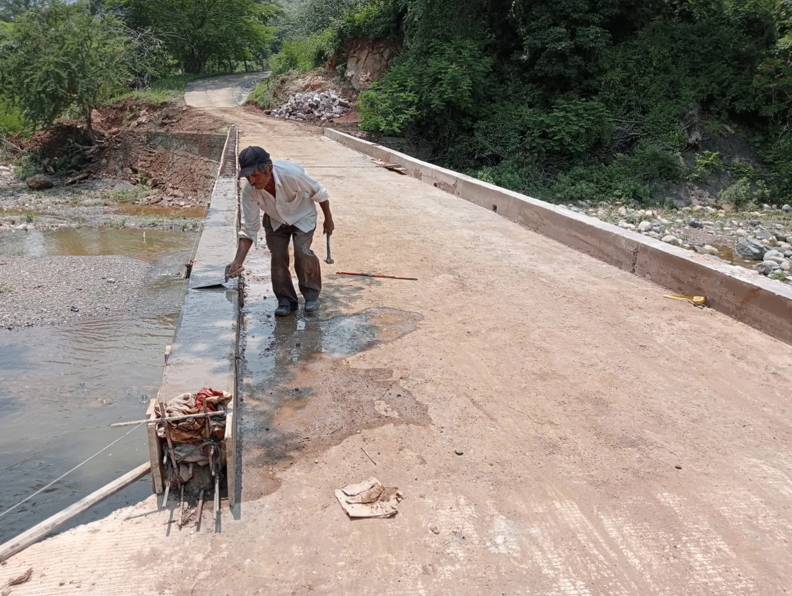 1693664239 284 Estamos rehabilitando el puente que conduce a la comunidad de