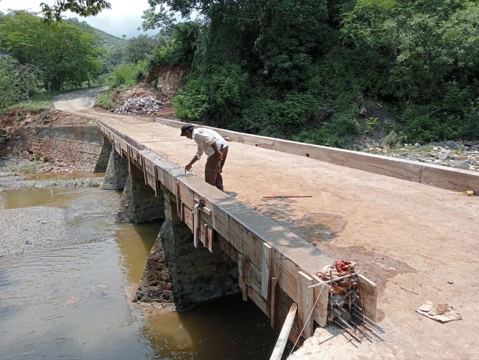 1693664253 Estamos rehabilitando el puente que conduce a la comunidad de