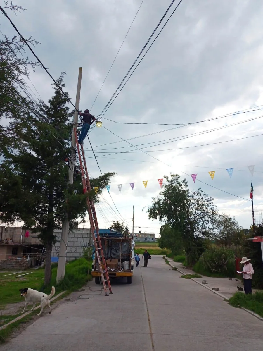 1693665288 300 Por una mejor iluminacion cambiamos y rehabilitamos lamparas en calles