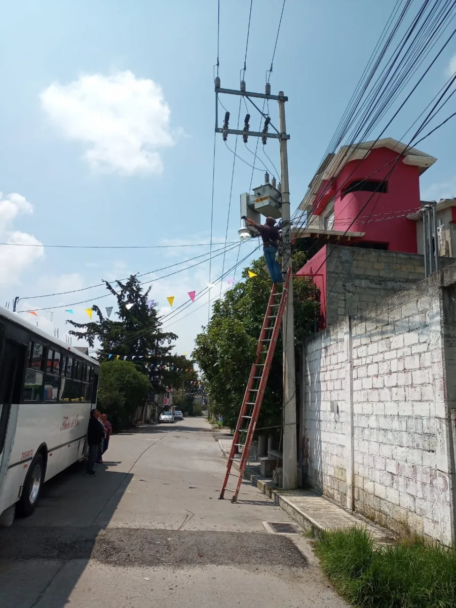 1693665298 821 Por una mejor iluminacion cambiamos y rehabilitamos lamparas en calles