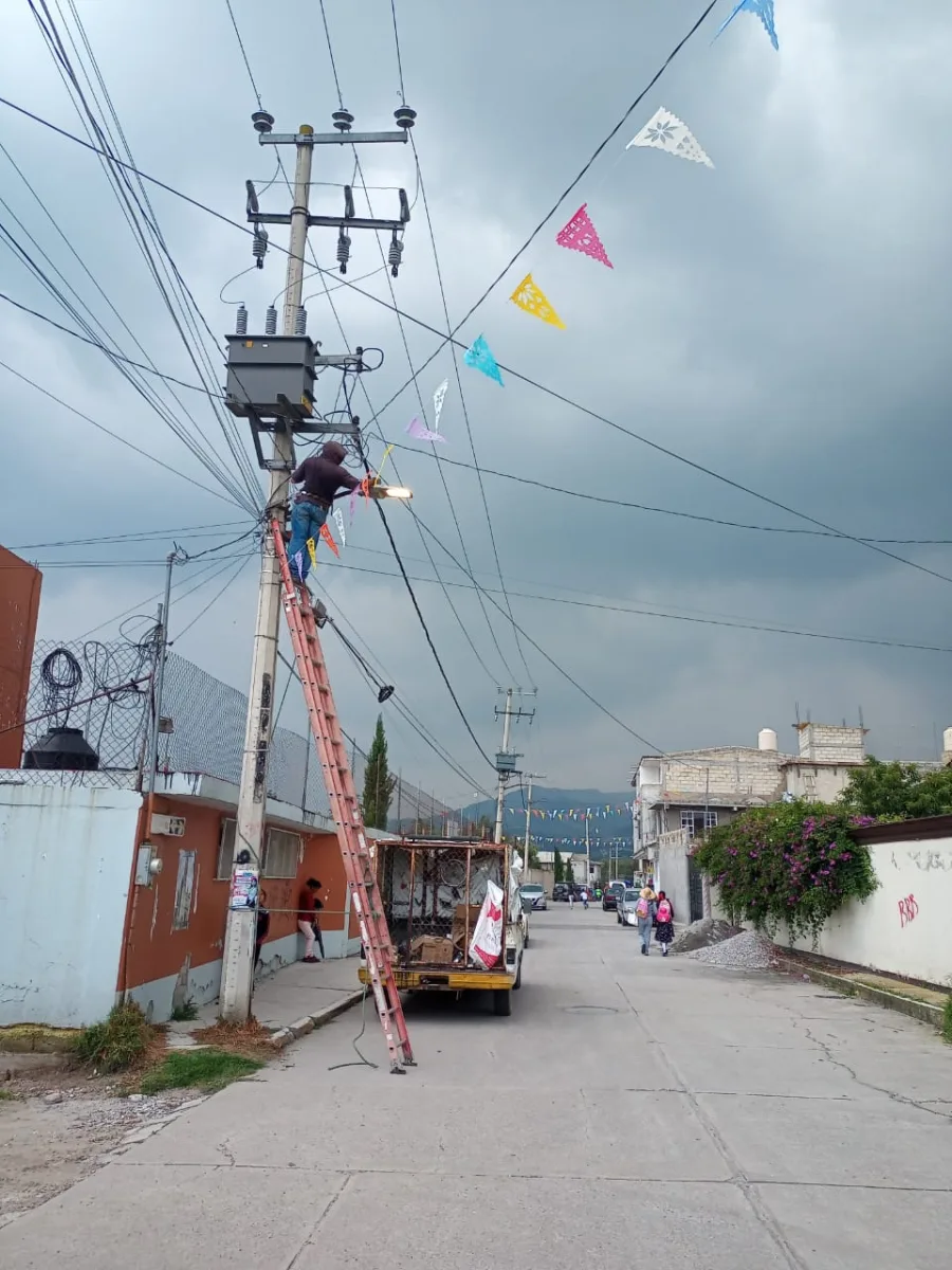 1693665316 Por una mejor iluminacion cambiamos y rehabilitamos lamparas en calles