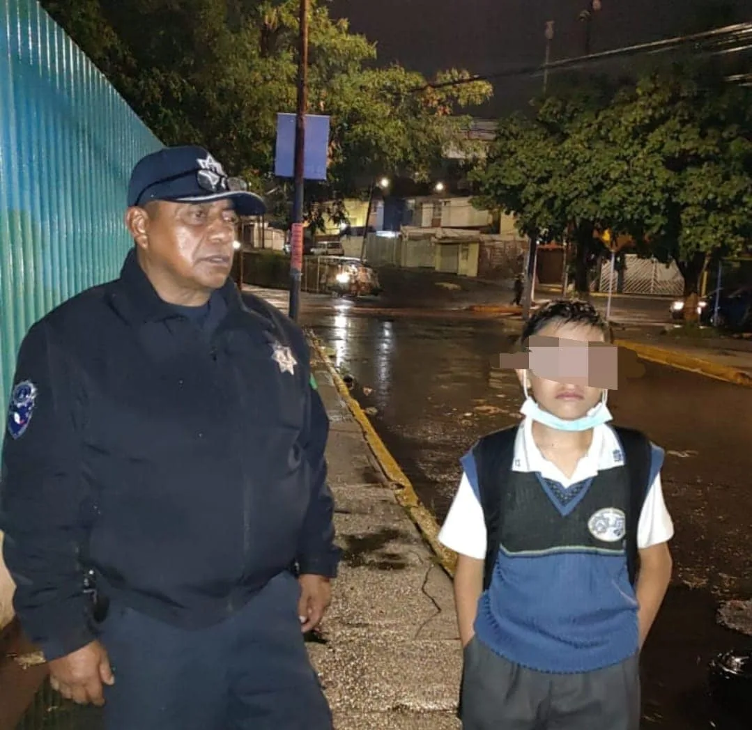 1693680042 Policias municipales de Naucalpan apoyaron a un adolescente de 12 jpg