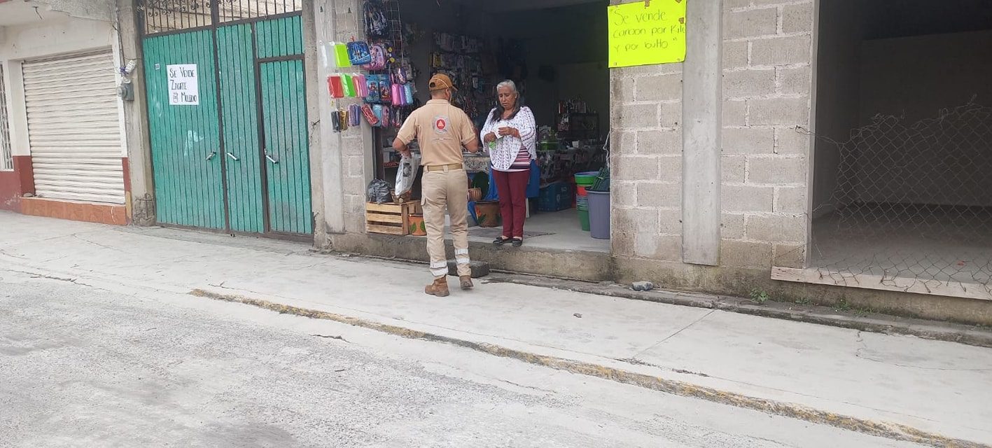 1693774840 132 ANTE LA CONTINUA CAIDA DE CENIZA SE APOYA CON CUBREBOCAS