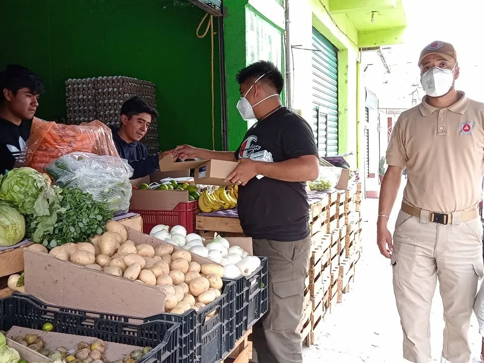 1693774861 ANTE LA CONTINUA CAIDA DE CENIZA SE APOYA CON CUBREBOCAS jpg