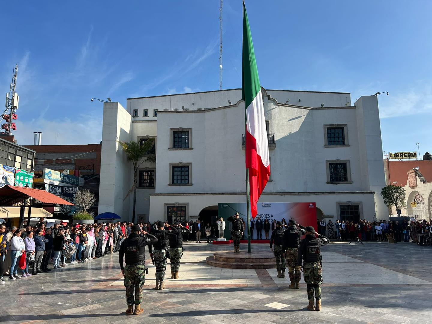 1693846135 577 IDENTIDAD Se realizaron los Honores a la Bandera en