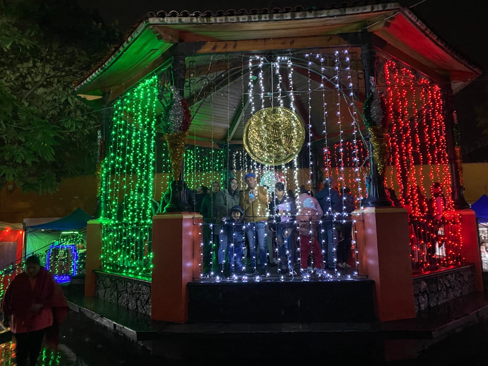 1693859166 774 Tlalmanalco se pinta tricolor con el encendido de nuestra iluminacion