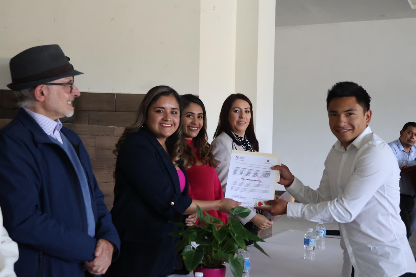 1693863795 622 𝗘𝗡𝗧𝗥𝗘𝗚𝗔 𝗗𝗘 𝗕𝗘𝗖𝗔𝗦 La Presidenta Municipal Lic Astrid Davila