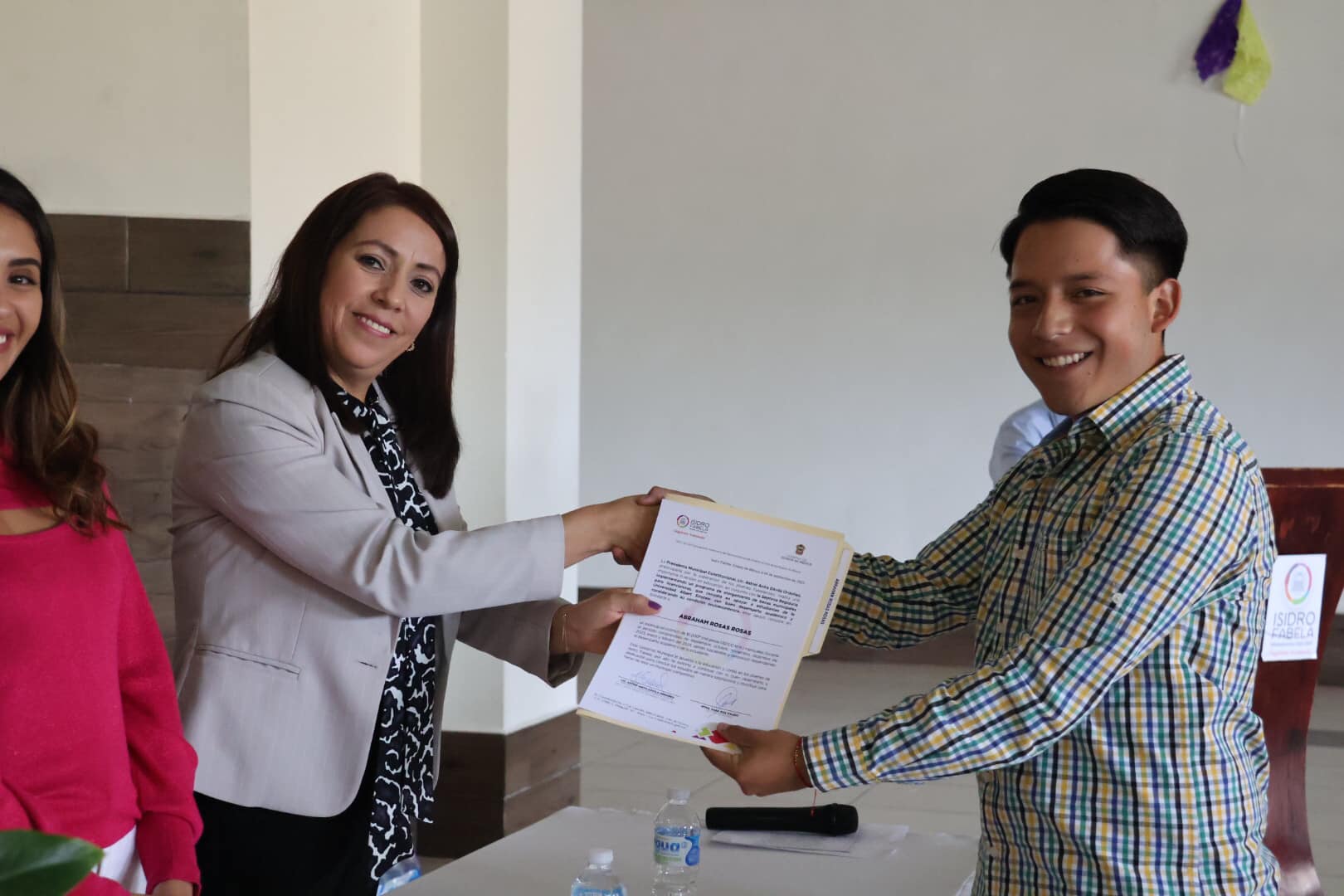 1693863798 398 𝗘𝗡𝗧𝗥𝗘𝗚𝗔 𝗗𝗘 𝗕𝗘𝗖𝗔𝗦 La Presidenta Municipal Lic Astrid Davila