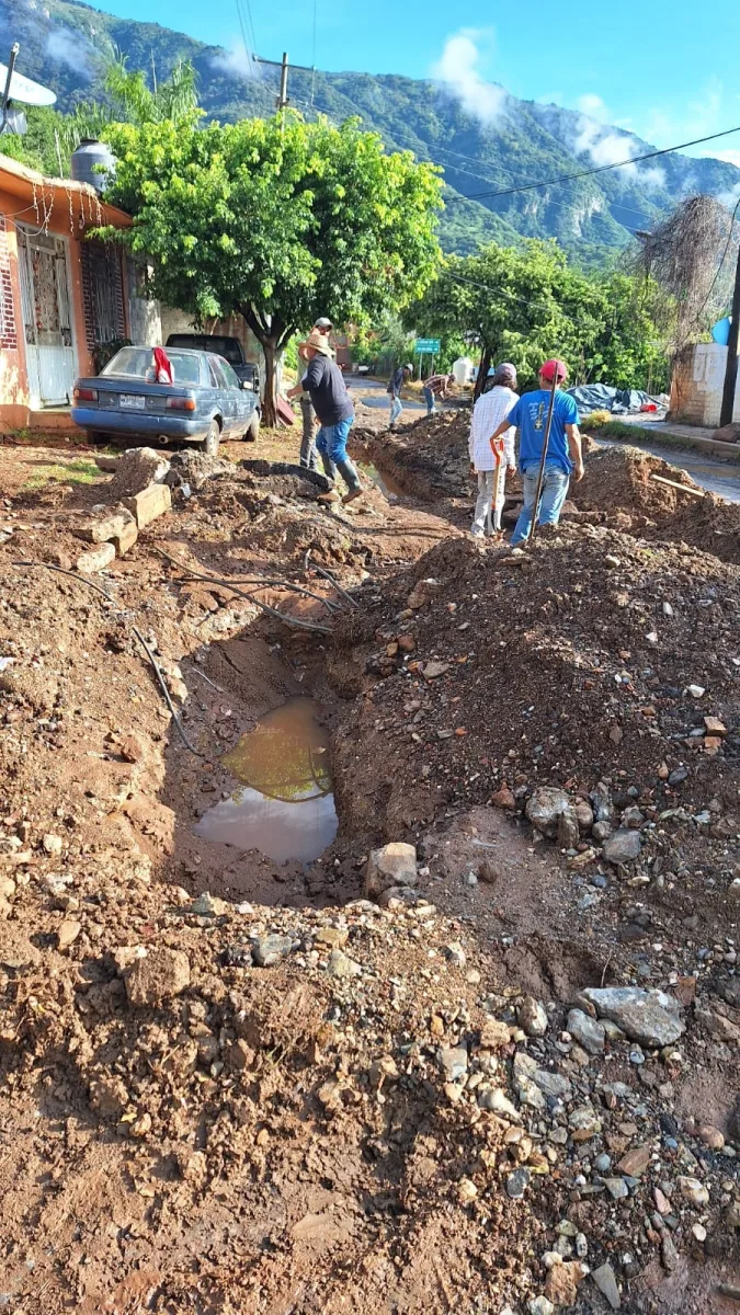 1694039382 858 Se avanza en abrir escabacion para colocar tuberia para drenaje