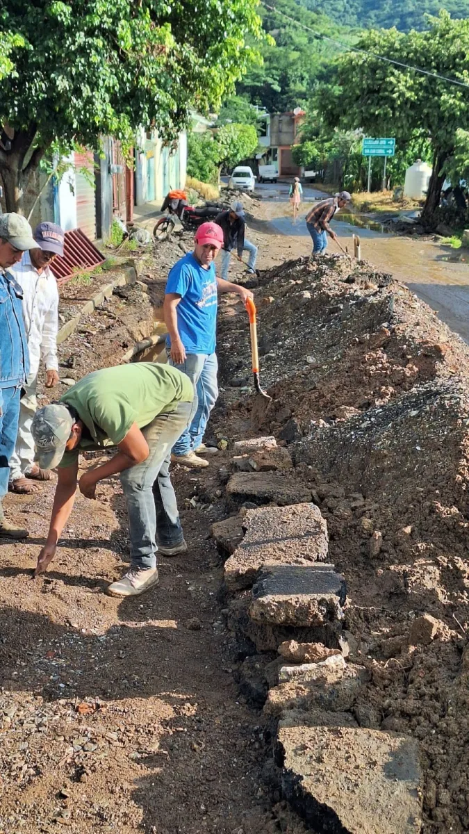 1694039386 384 Se avanza en abrir escabacion para colocar tuberia para drenaje