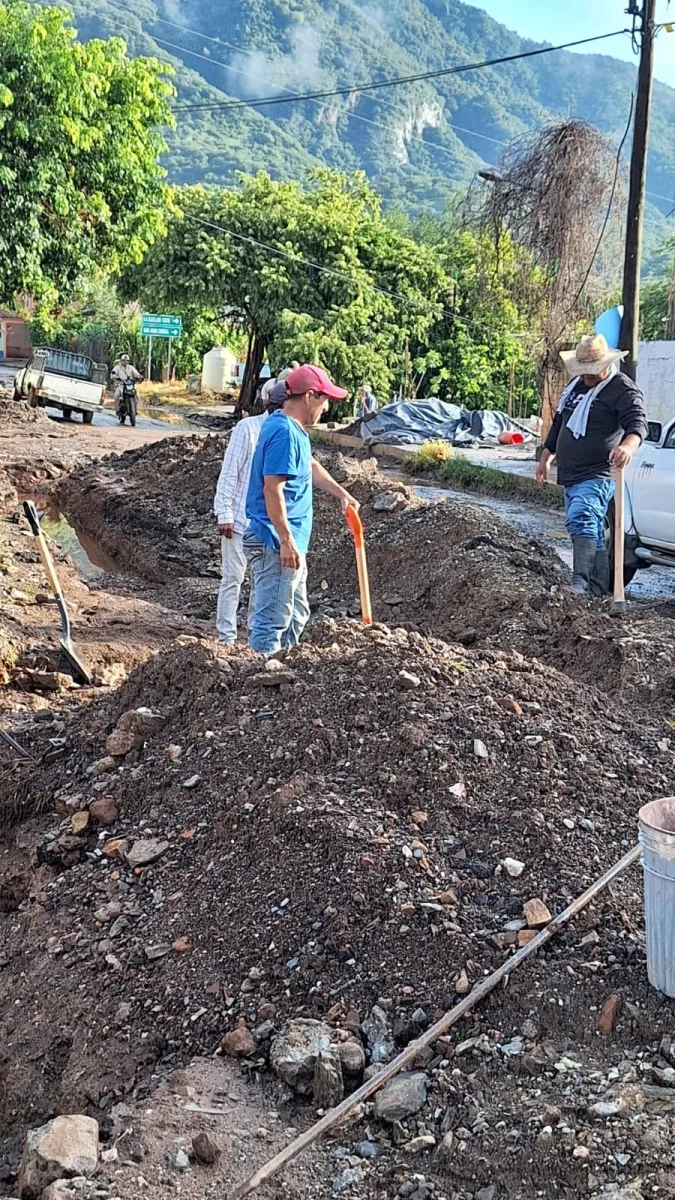 1694039393 318 Se avanza en abrir escabacion para colocar tuberia para drenaje