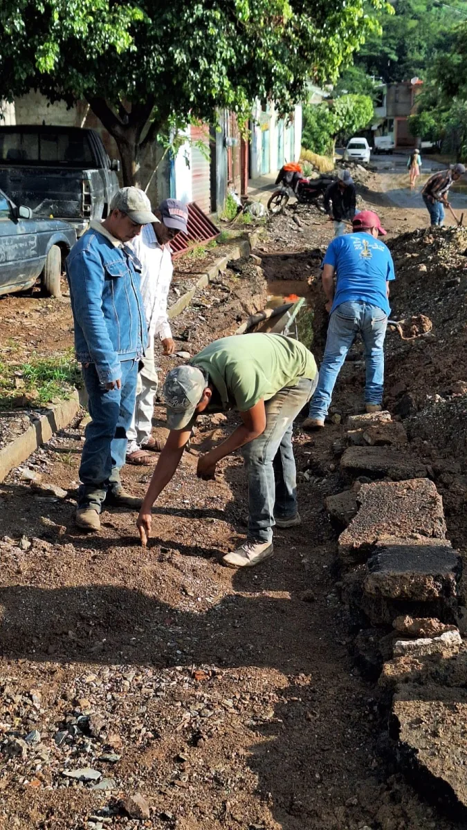 1694039413 Se avanza en abrir escabacion para colocar tuberia para drenaje