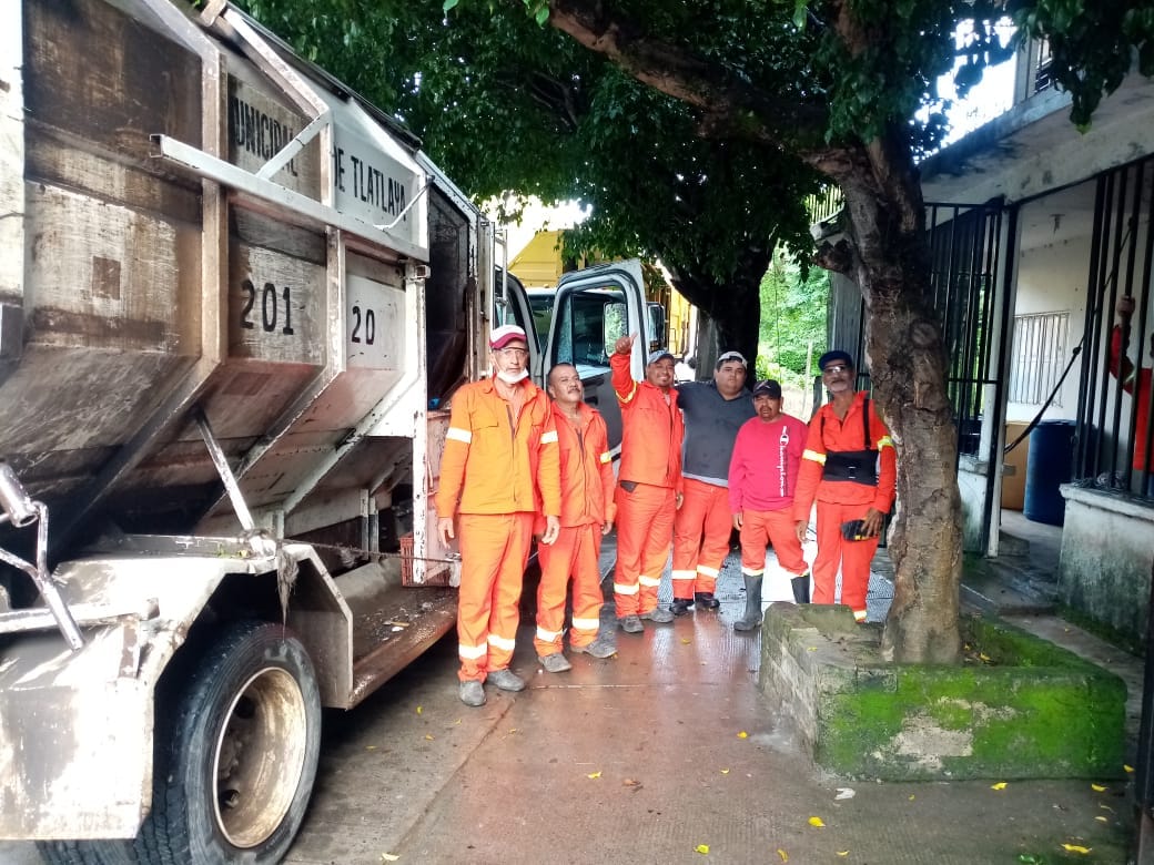 1694089704 763 Trabajadores del servicio de limpia cumpliendodo con su deber servir