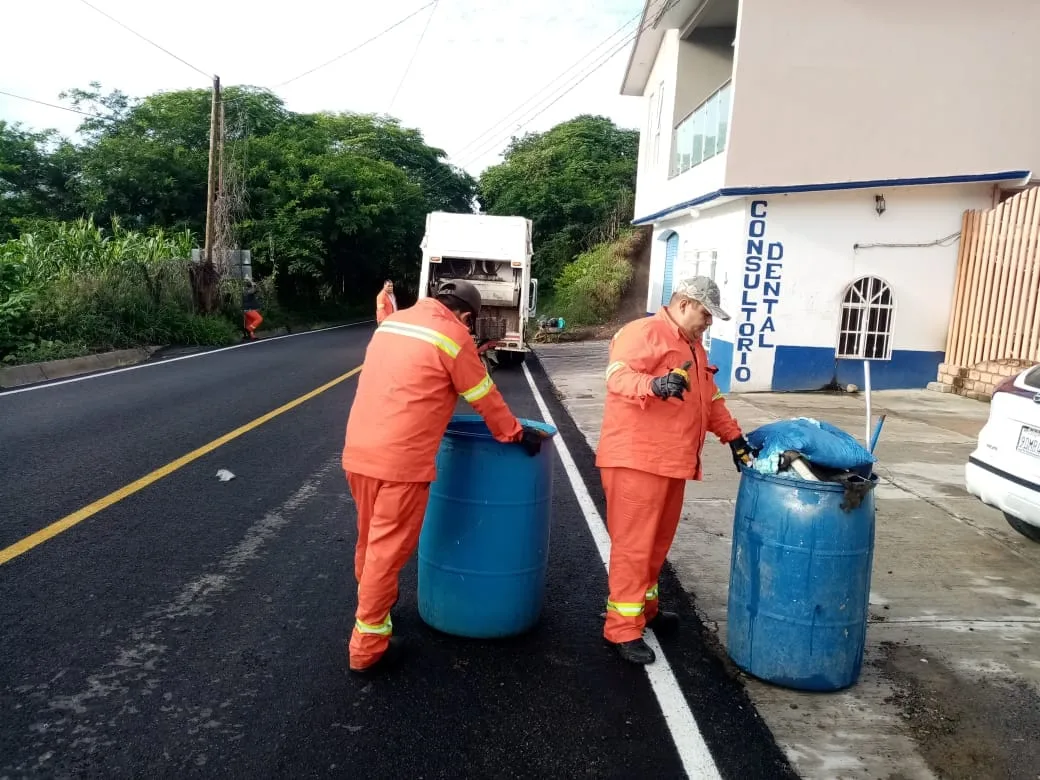 1694089717 Trabajadores del servicio de limpia cumpliendodo con su deber servir jpg