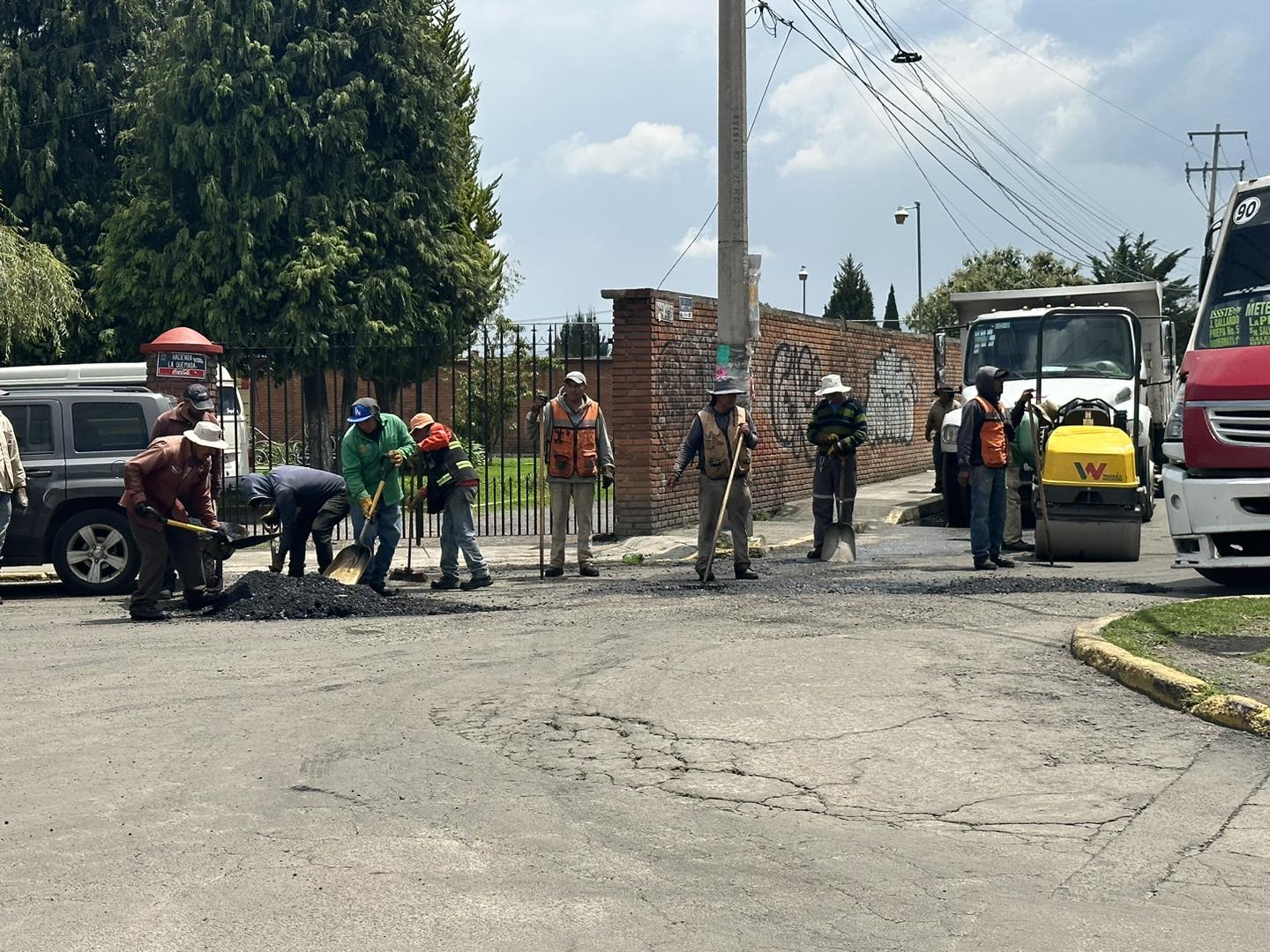 1694115568 296 Toma precauciones Estamos realizando trabajos de bacheo en Hacienda La