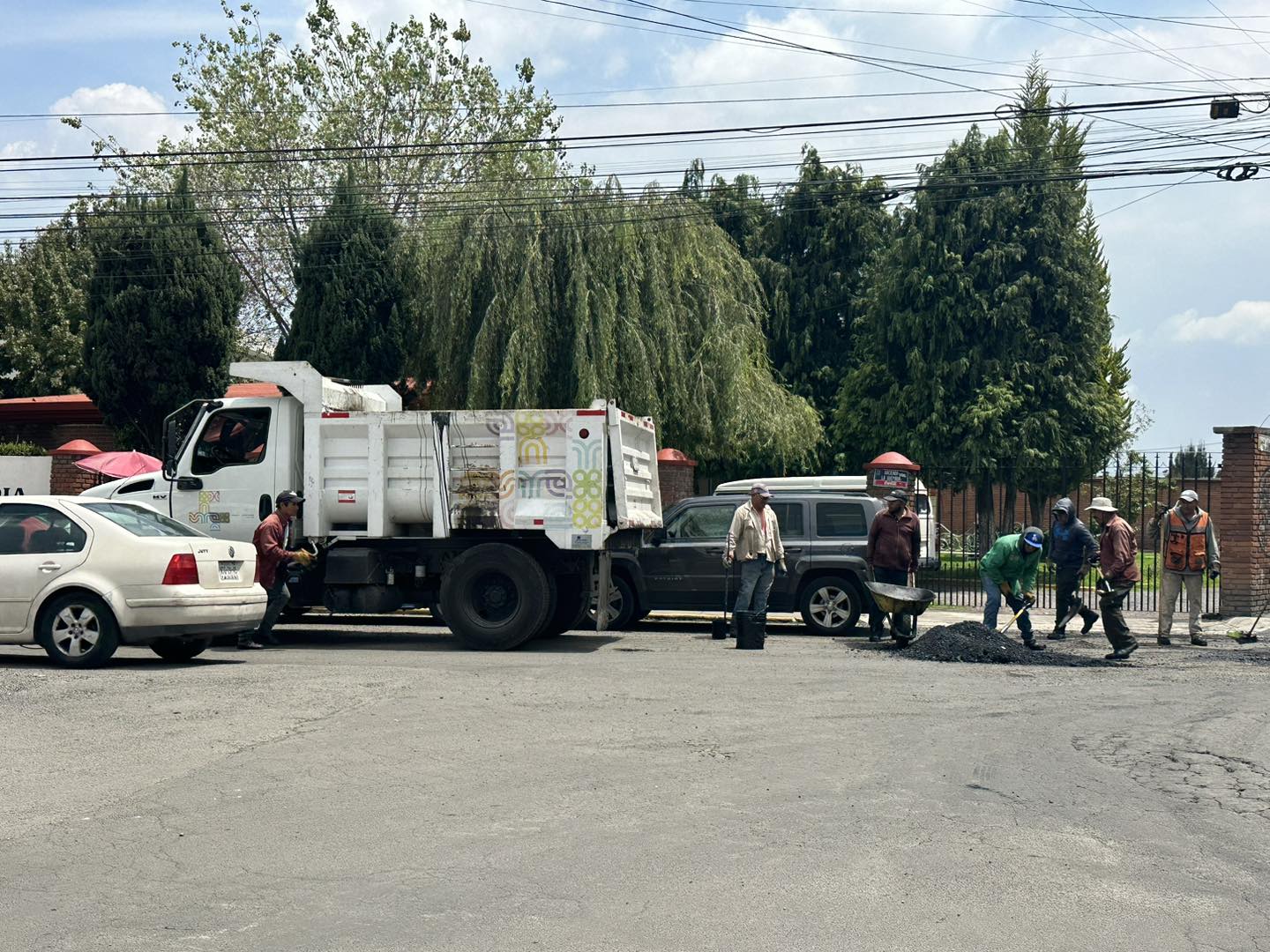 1694115589 Toma precauciones Estamos realizando trabajos de bacheo en Hacienda La