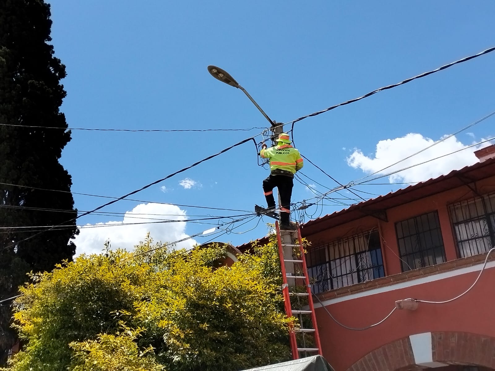 1694121868 807 Personal de Alumbrado Publico reviso reparo yo sustituyo 101 luminarias