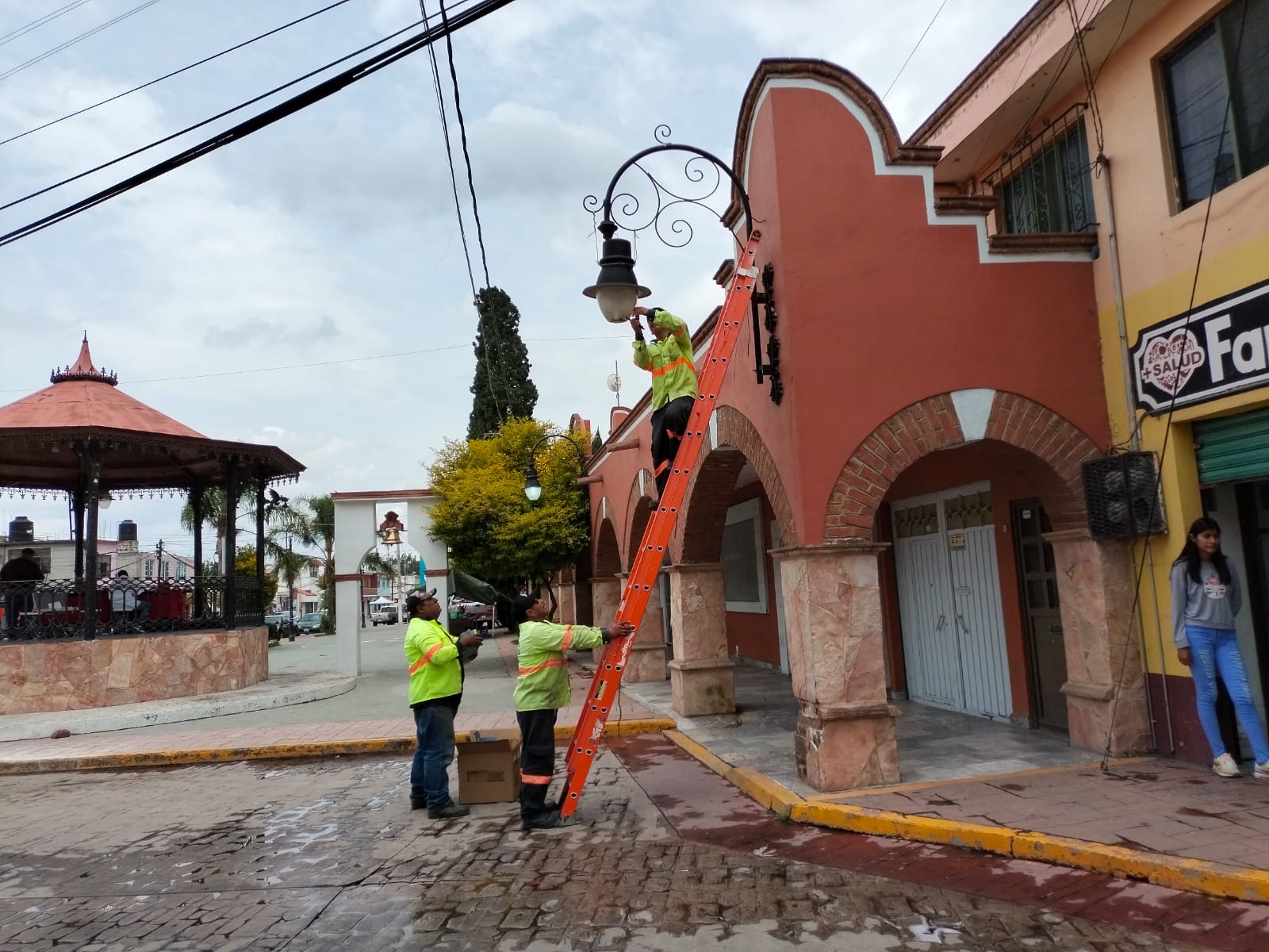 1694121873 608 Personal de Alumbrado Publico reviso reparo yo sustituyo 101 luminarias