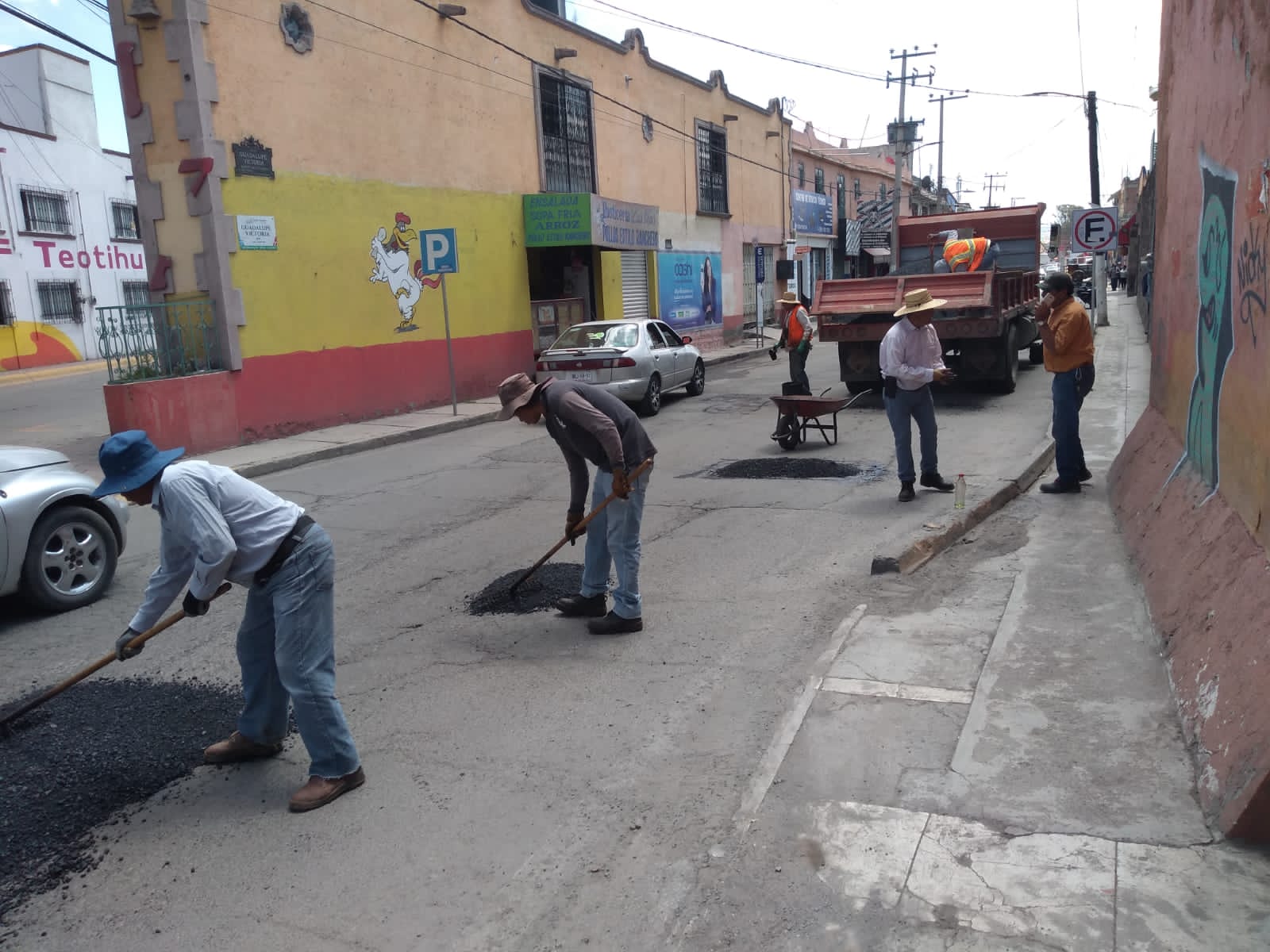 1694179359 144 La Direccion de Obras Publicas realiza trabajos de bacheo en