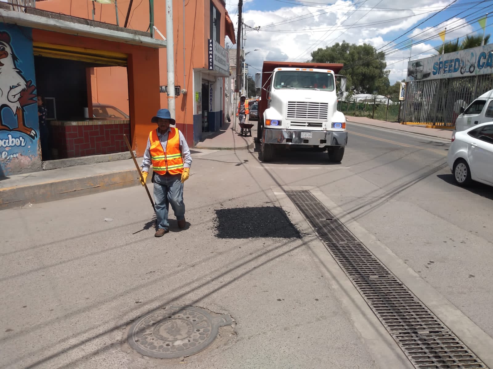 1694179363 107 La Direccion de Obras Publicas realiza trabajos de bacheo en