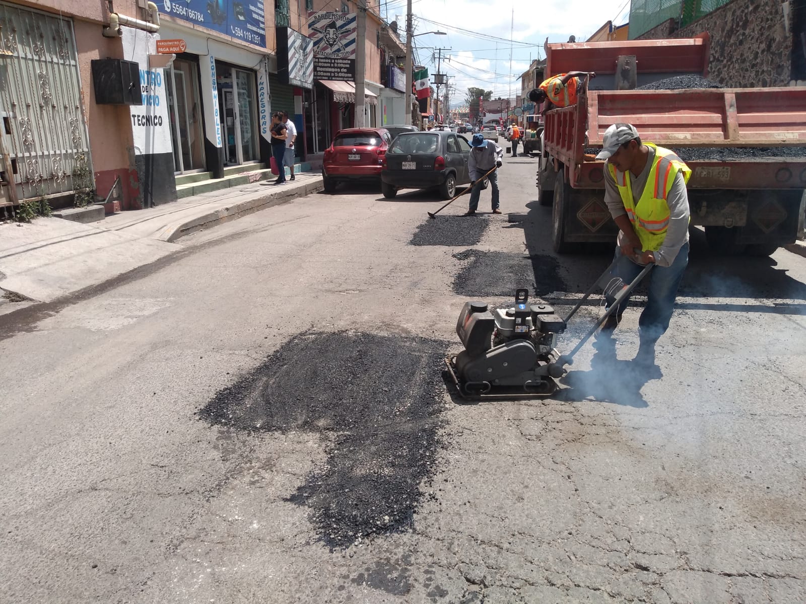 1694179367 806 La Direccion de Obras Publicas realiza trabajos de bacheo en