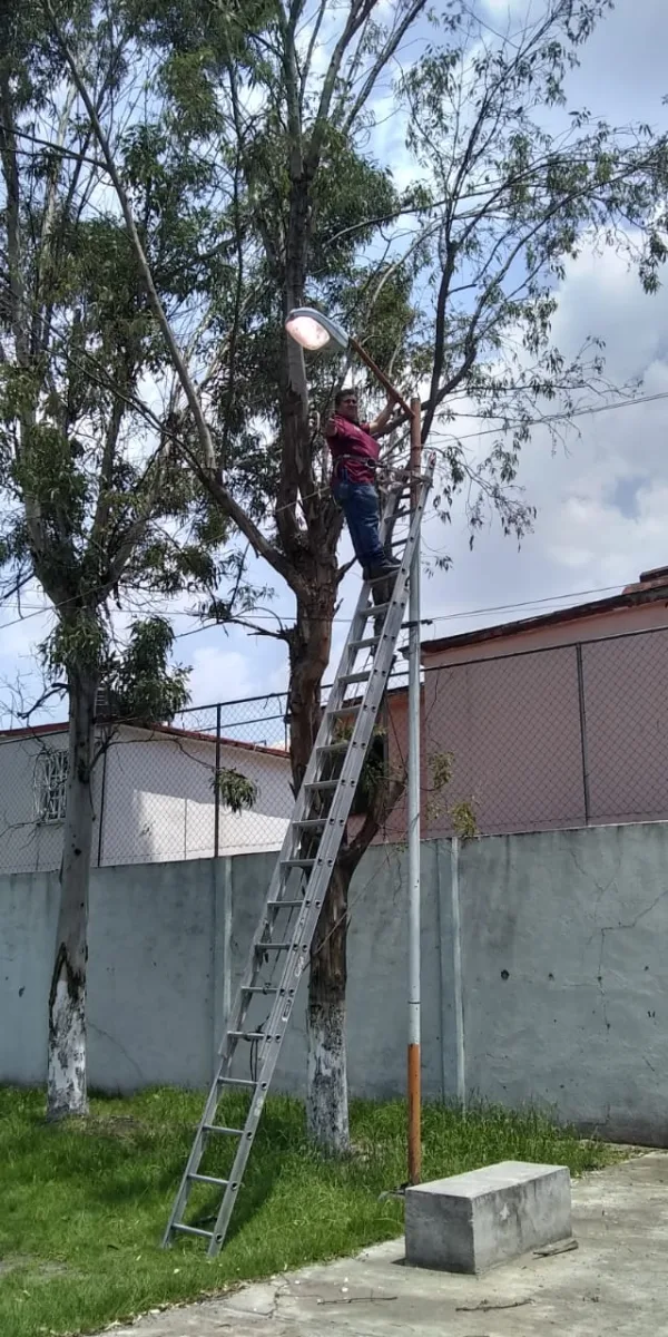 1694189406 285 Personal de ServiciosPublicos acudieron a realizar mantenimiento de luminarias