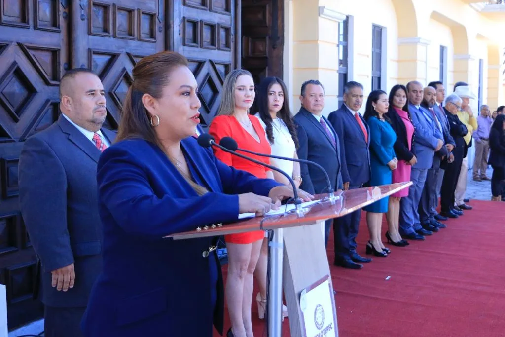 1694285733 Comenzamos la fiesta de la fachada con izamiento de bandera jpg