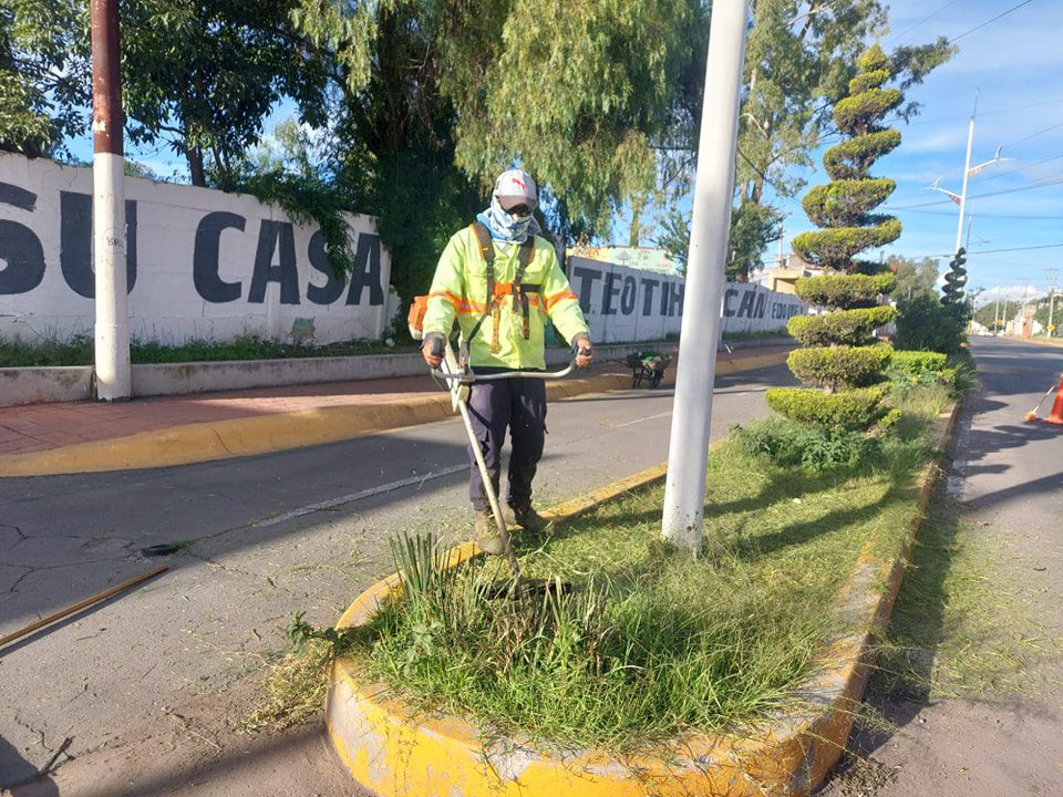 1694381669 213 Trabajando en la Plaza Porfirio Diaz de la cabecera municipal