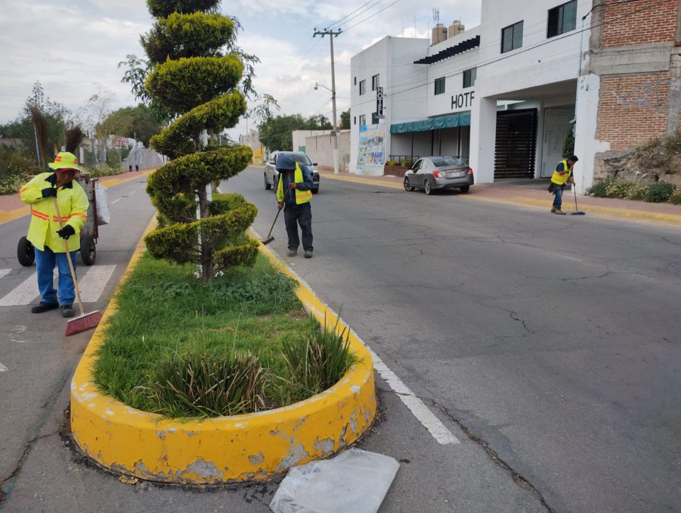 1694381673 292 Trabajando en la Plaza Porfirio Diaz de la cabecera municipal