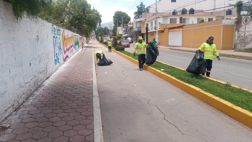 1694381679 890 Trabajando en la Plaza Porfirio Diaz de la cabecera municipal