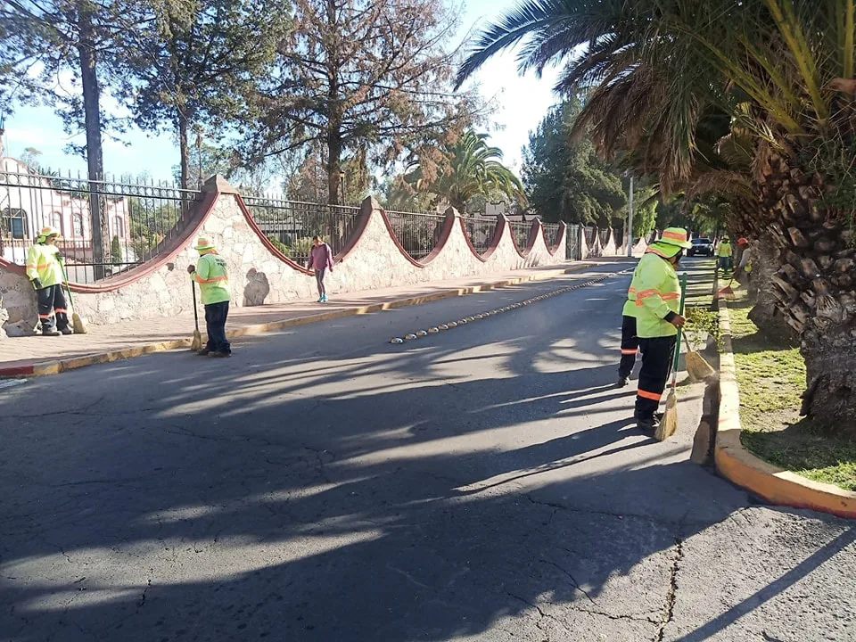 1694381701 Trabajando en la Plaza Porfirio Diaz de la cabecera municipal jpg