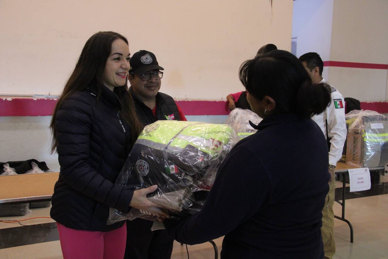 1694460154 228 Entrega de uniformes al personal de ProteccionCivil Amecameca