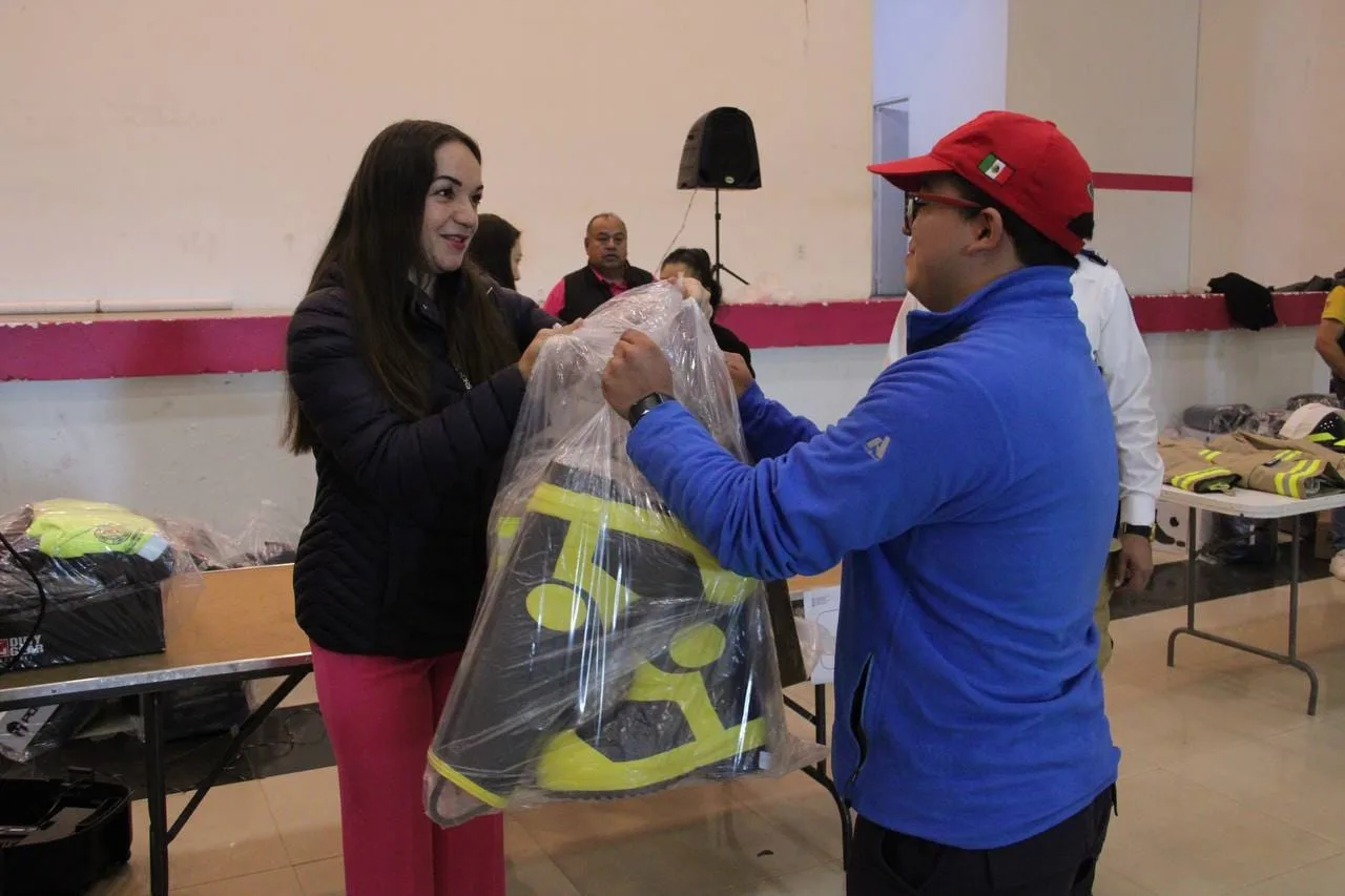 1694460175 Entrega de uniformes al personal de ProteccionCivil Amecameca jpg