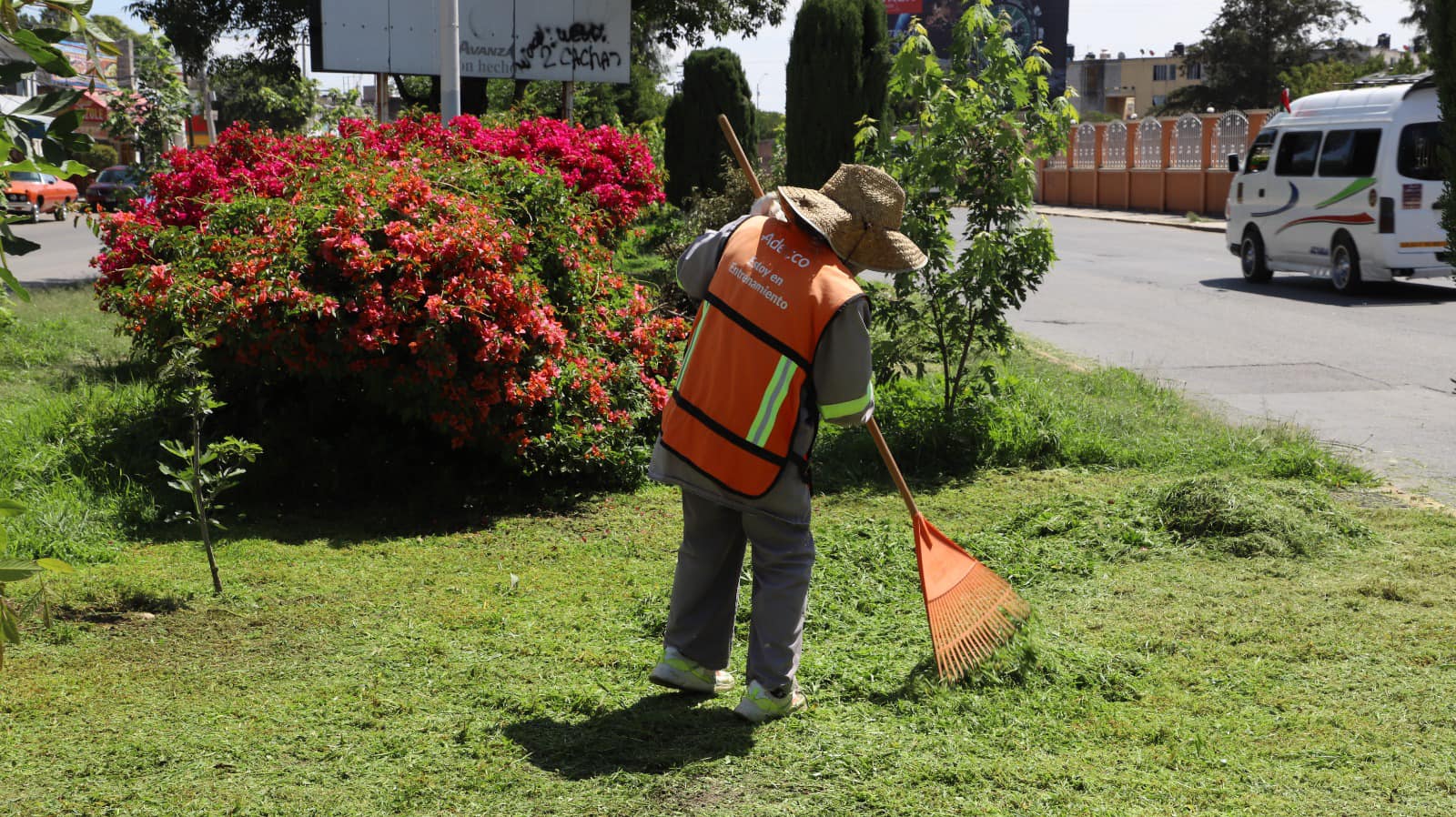 1694463215 348 Continuamos con los trabajos de embellecimiento poda y barrido de