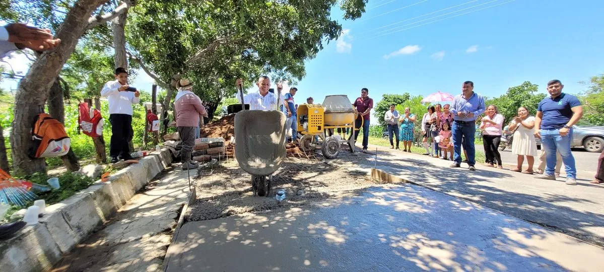 1694472362 Iniciamos pavimentacion de calle en el acceso principal en Moctezuma jpg