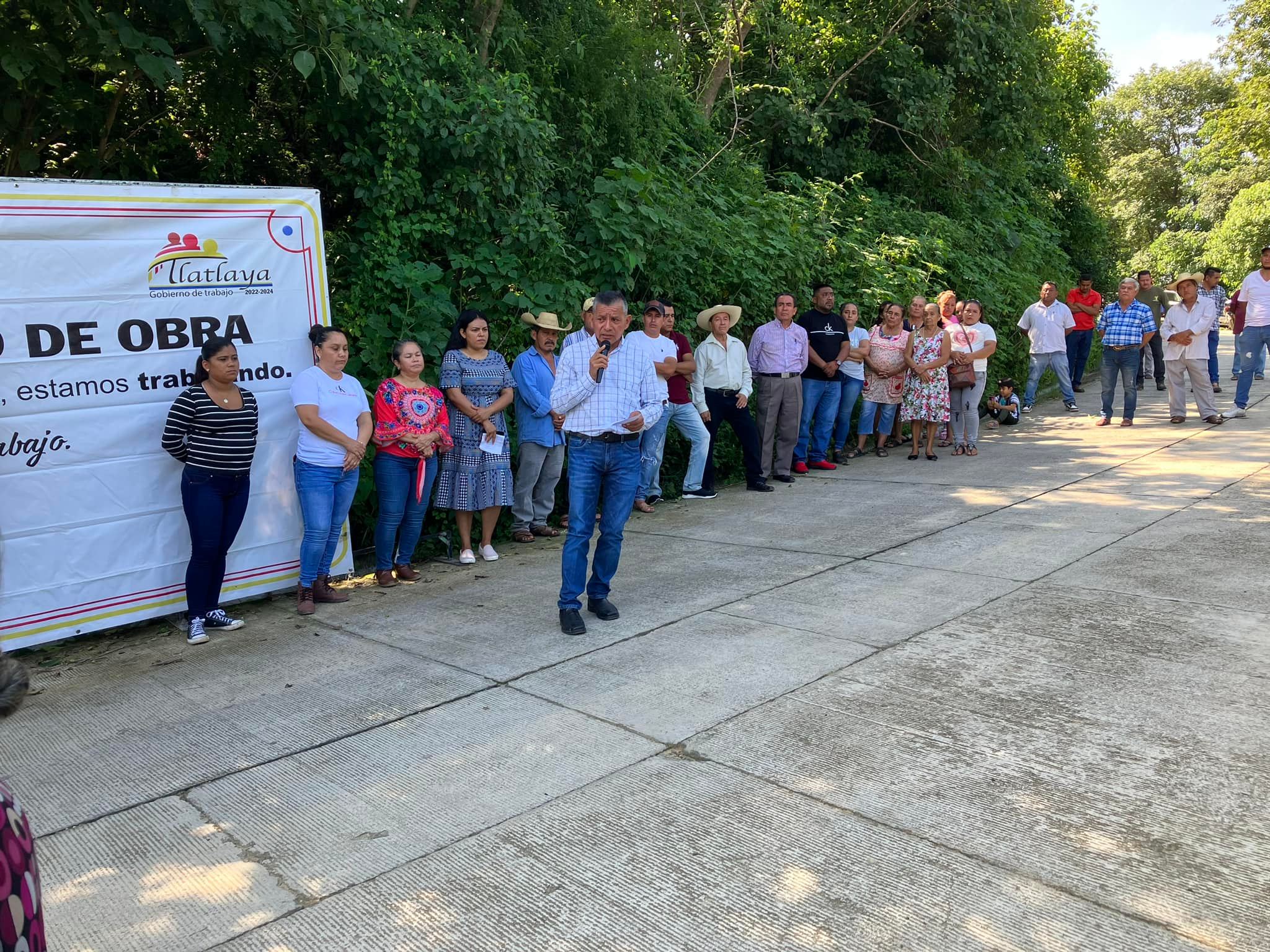 1694537108 295 Estamos iniciando pavimentando de carretera en Agua Fria